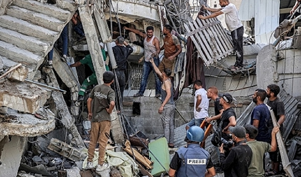 الدفاع المدني في غزة: عشرات المواطنين تحت الأنقاض يواجهون موتاً حتمياً