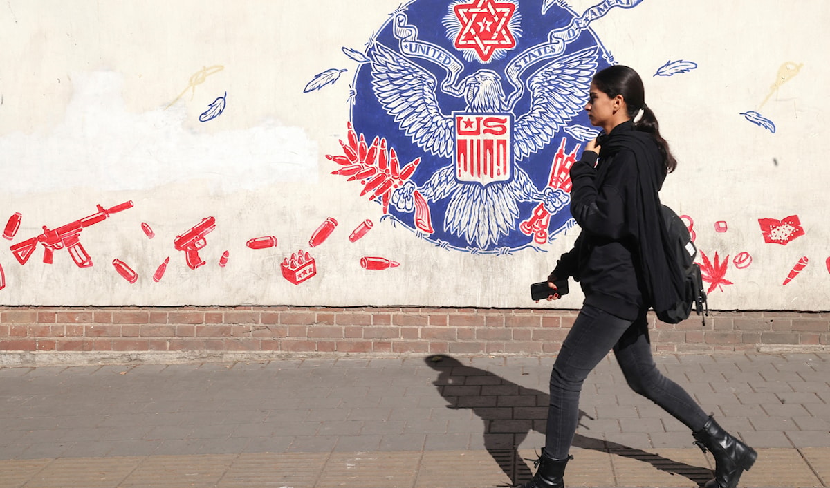 أمام السفارة الأميركية السابقة في طهران (أ ف ب)