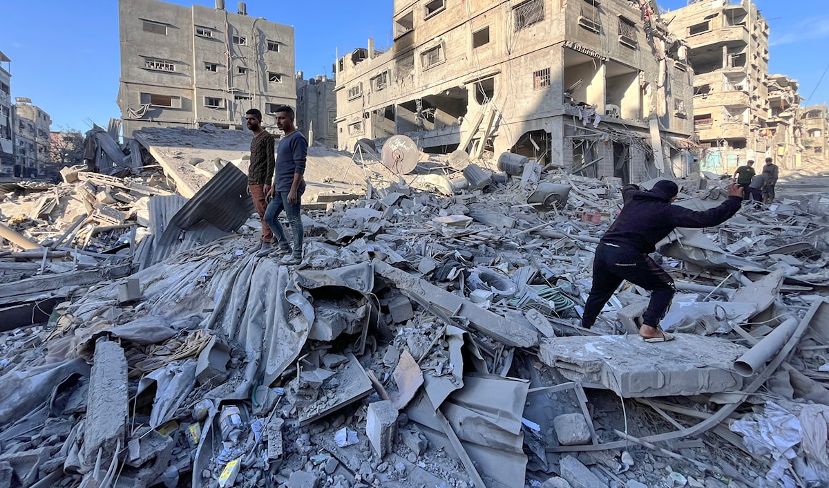 إسرائيل تدمر غزة لتشويه وعي الفلسطينيين (أ ف ب)