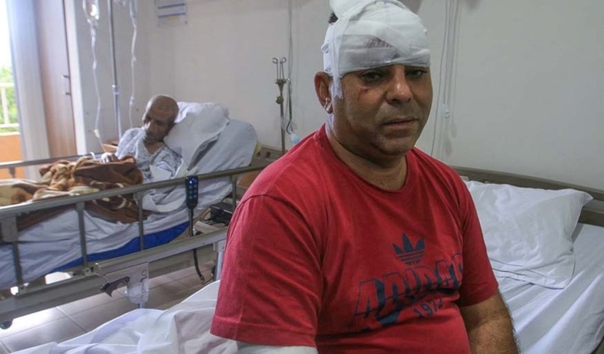 جرحى أصيبوا في مجزرة الصرفند أول من أمس (أ ف ب)