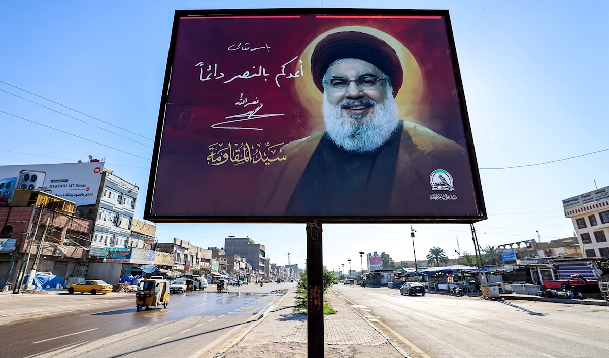 صورة للشهيد السيد حسن نصرالله على لوحة إعلانية في أحد شوارع بغداد (ا ف ب)