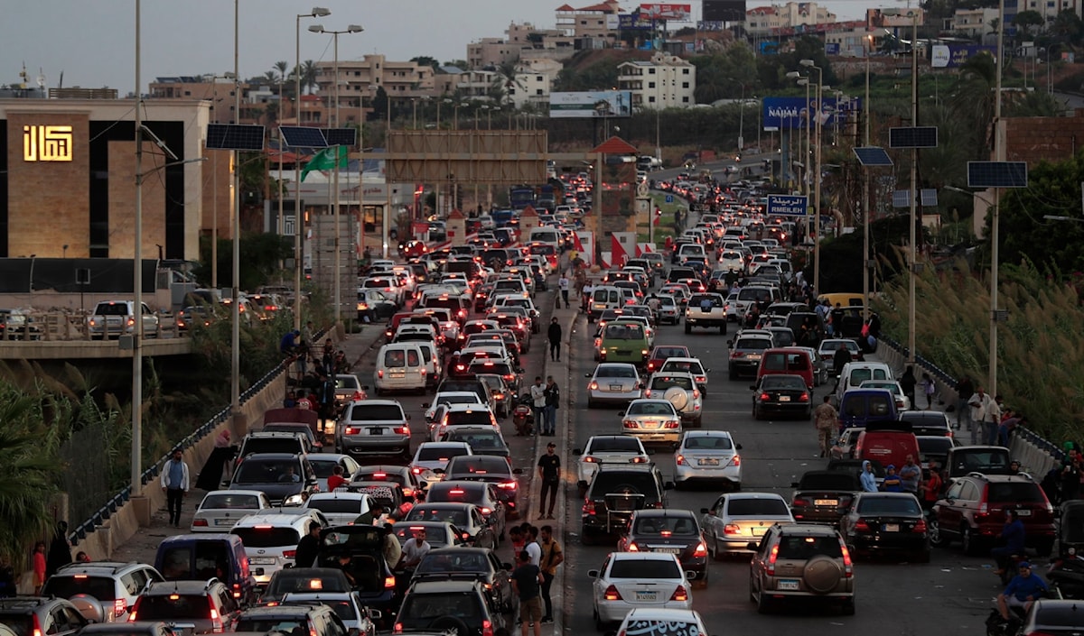 الزحمة على أوتوستراد صيدا نتيجة عودة النازحين إلى الجنوب (أ.ب)