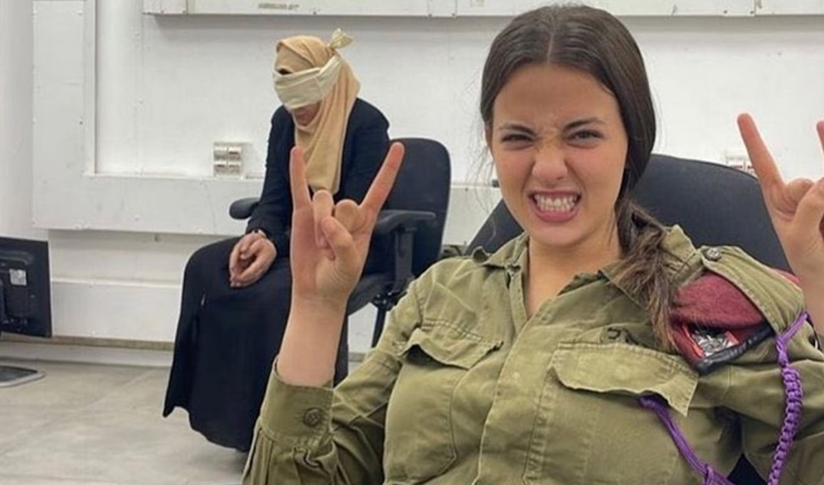 مجندة اسرائيلية تتفاخر على حسابها الشخصي بصورتها مع أسيرة فلسطينية في نيسان (أبريل) 2023