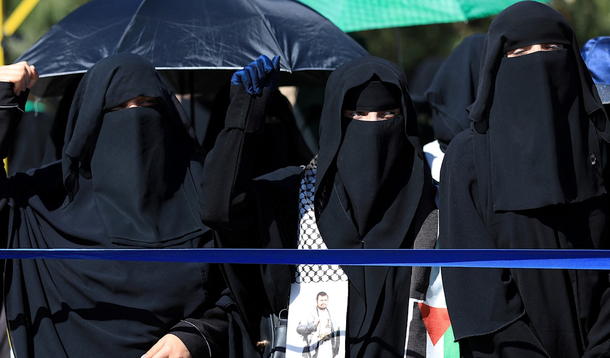 ميادين اليمن تجدّد تفويضها للحوثي في التصعيد ضد إسرائيل (أ ف ب)
