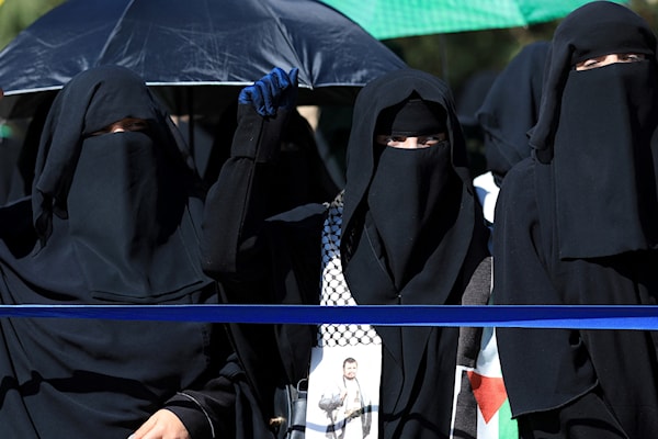 ميادين اليمن تجدّد تفويضها للحوثي في التصعيد ضد إسرائيل (أ ف ب)