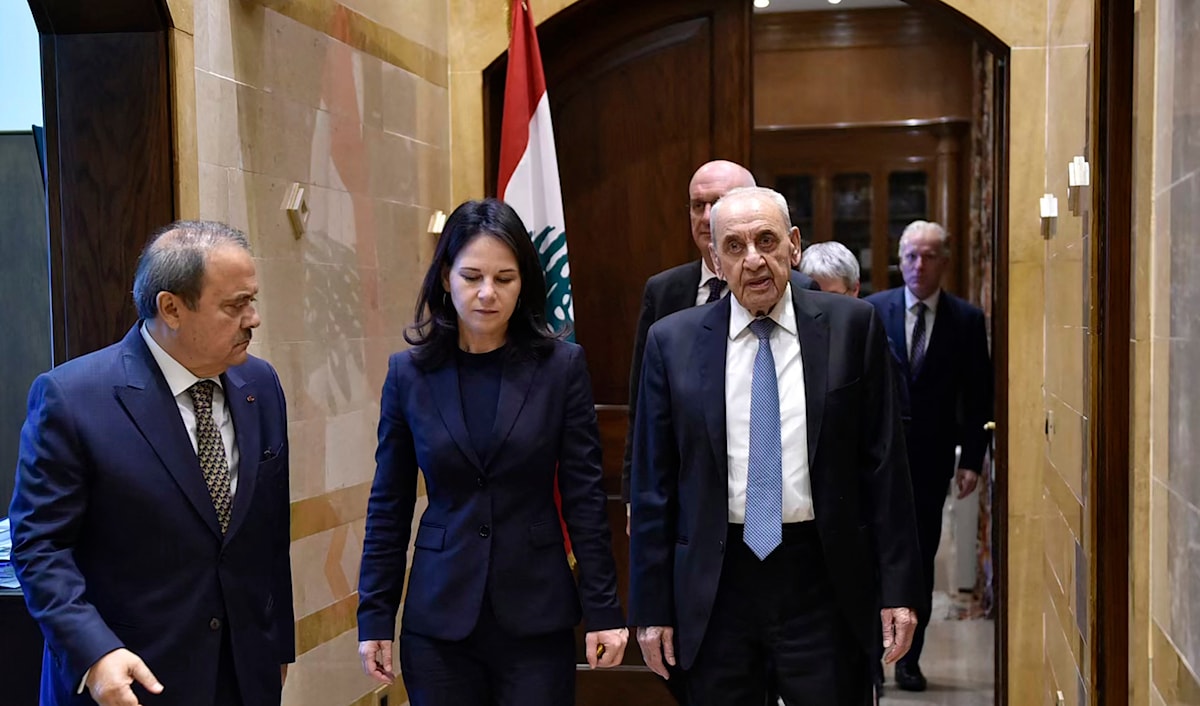 بري مستقبلاً وزيرة الخارجية الالمانية (أ ف ب)