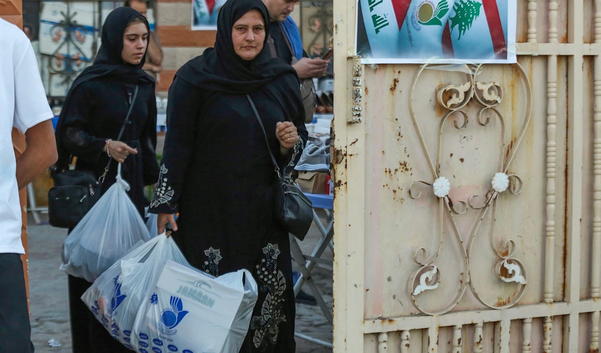 لبنانيات في سوق شعبي في محافظة بابل (أ ف ب)