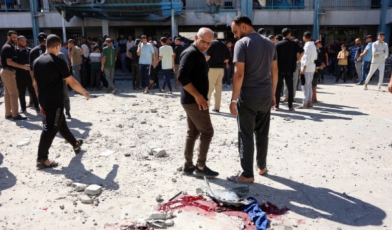 إيرانيون يلوّحون بأعلام إيران وفلسطين و«حزب الله» خلال مراسم تشييع القيادي في «الحرس الثوري» عباس نيلفروشان (أ ف ب)