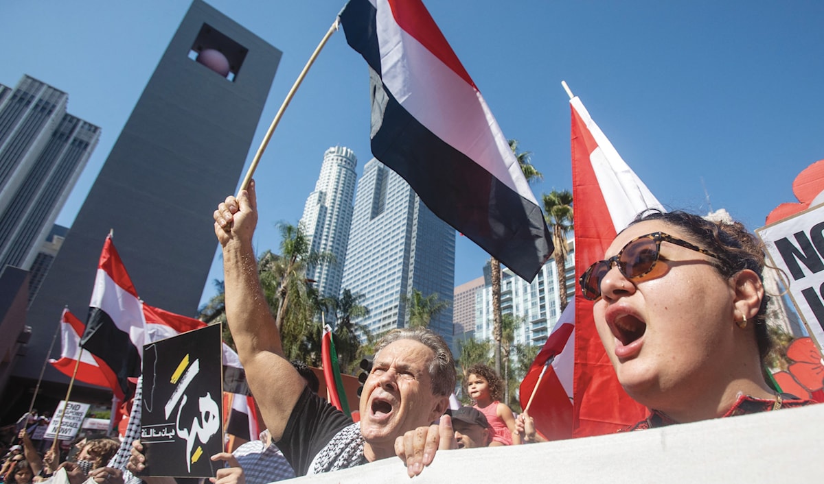 متظاهرون يلوحون بالأعلام اليمنية واللبنانية في لوس أنجلوس (أ ف ب)
