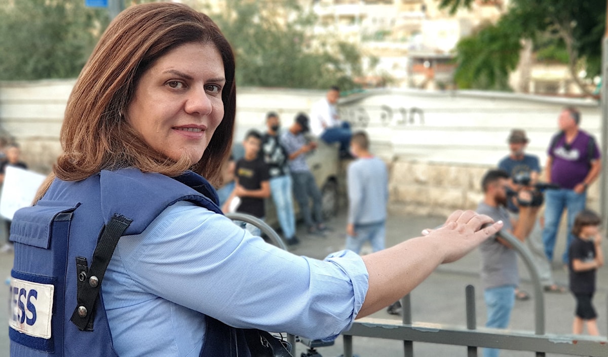 كتاب جديد يوثّق سيرتها المهنية والنضالية: احتلال أرعبه تابوت شيرين أبو عاقلة