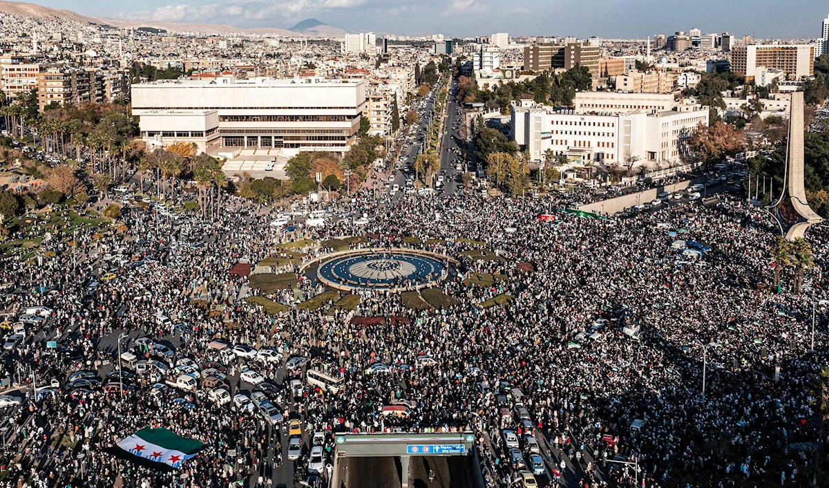 سبقت الاحتفالات صلاة حاشدة في الجامع الأموي، أمّها رئيس «حكومة تصريف الأعمال» محمد البشير (أ ف ب)