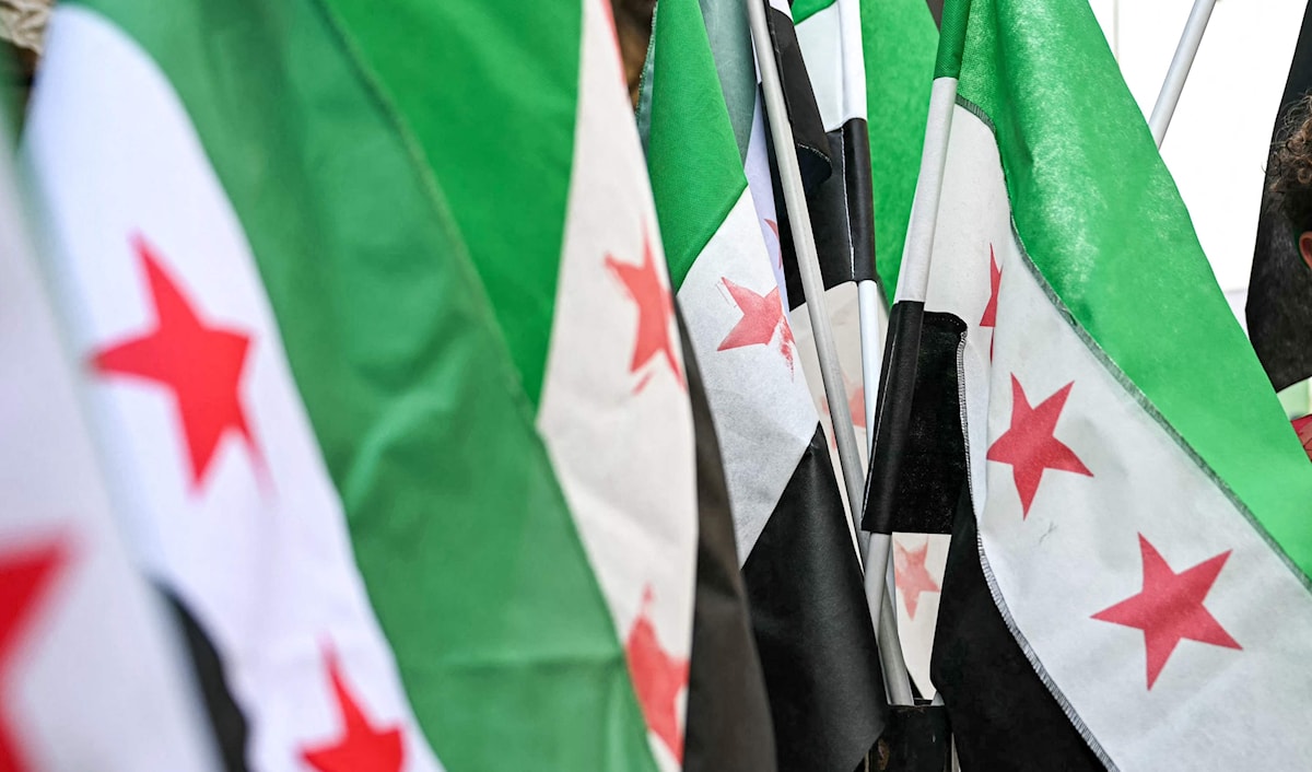 العلم السوري الجديد (أ ف ب)