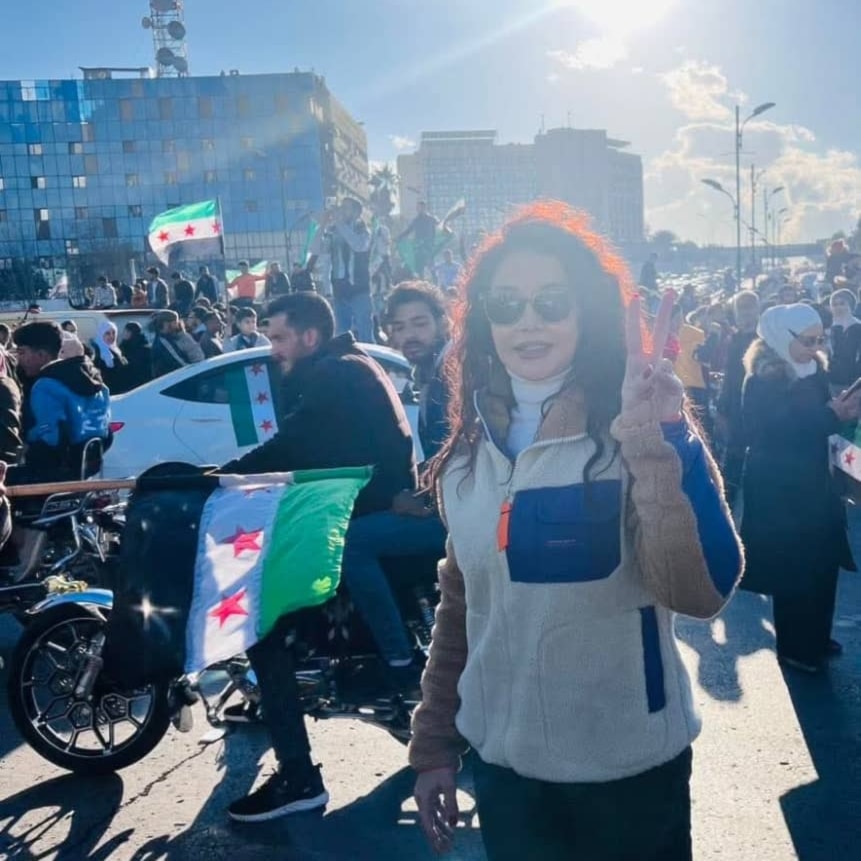 كاريس بشار ترفع إشارة &laquo;النصر&raquo;