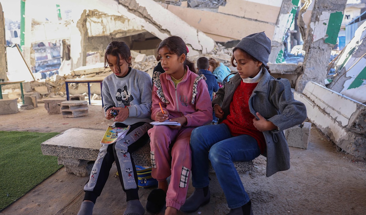 تلامذة فلسطينيون يحضرون حصة تعليمية في خانيونس (أ ف ب)