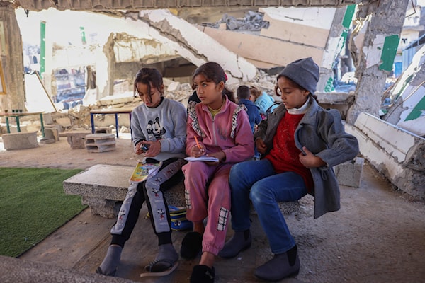 تلامذة فلسطينيون يحضرون حصة تعليمية في خانيونس (أ ف ب)