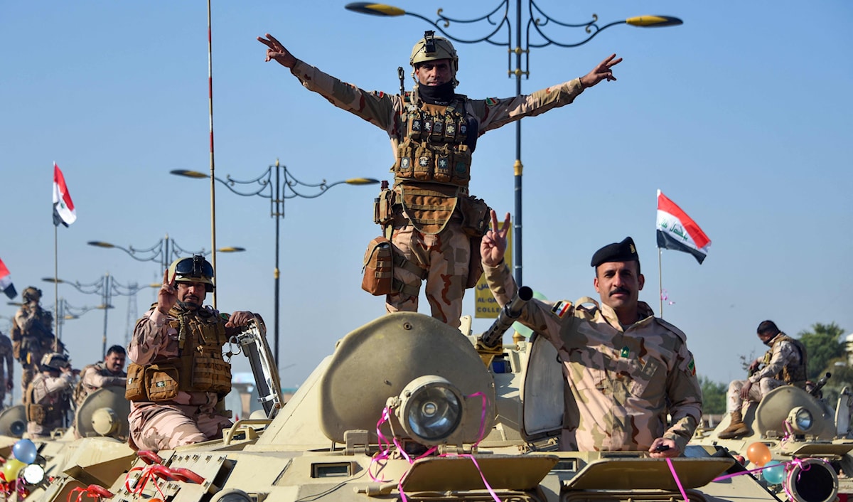 الجيش العراقي يحمي الجنود السوريين الفارين بانتظار إعادتهم إل بلادهم (أ ف ب)