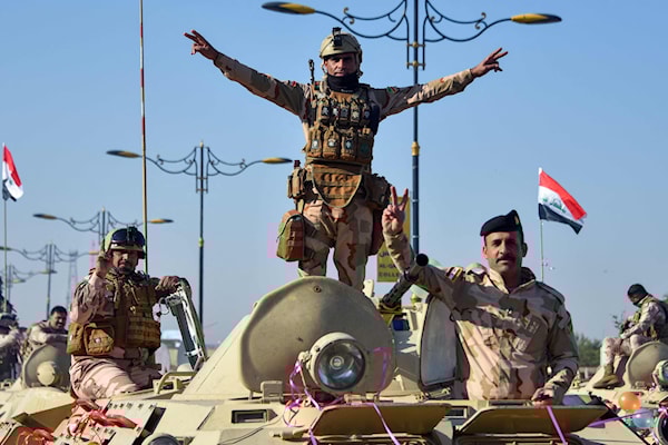 الجيش العراقي يحمي الجنود السوريين الفارين بانتظار إعادتهم إل بلادهم (أ ف ب)