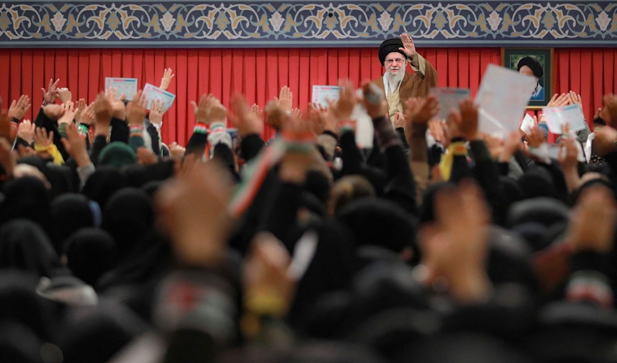 خامنئي ملوحاً خلال لقاء مع سيدات إيرانيات في طهران (أ ف ب)