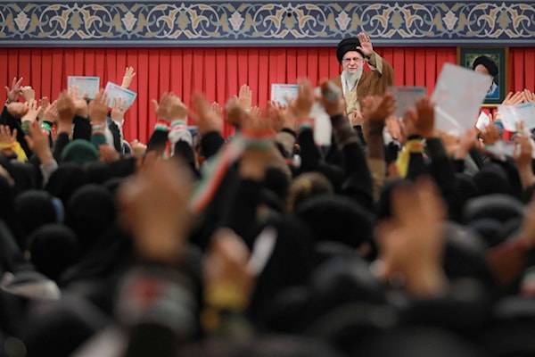 خامنئي ملوحاً خلال لقاء مع سيدات إيرانيات في طهران (أ ف ب)
