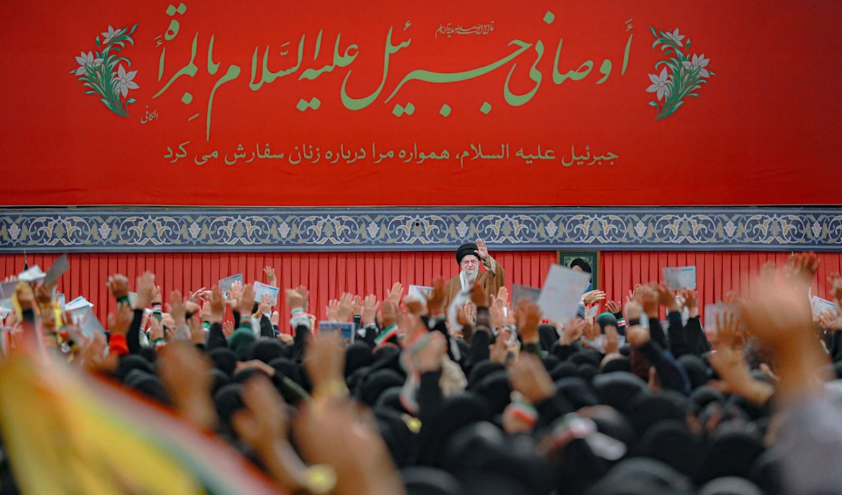 الخامنئي في لقاء مع حشد نسائي ( ا ف ب)