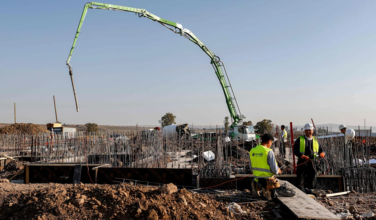 أعمال بناء في مستوطنة كتزارين في مرتفعات الجولان المحتل (أ ف ب)