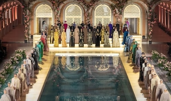 تطغى الألوان الذهبية والبنيّ الدافئ والأحمر الناريّ والأزرق الداكن