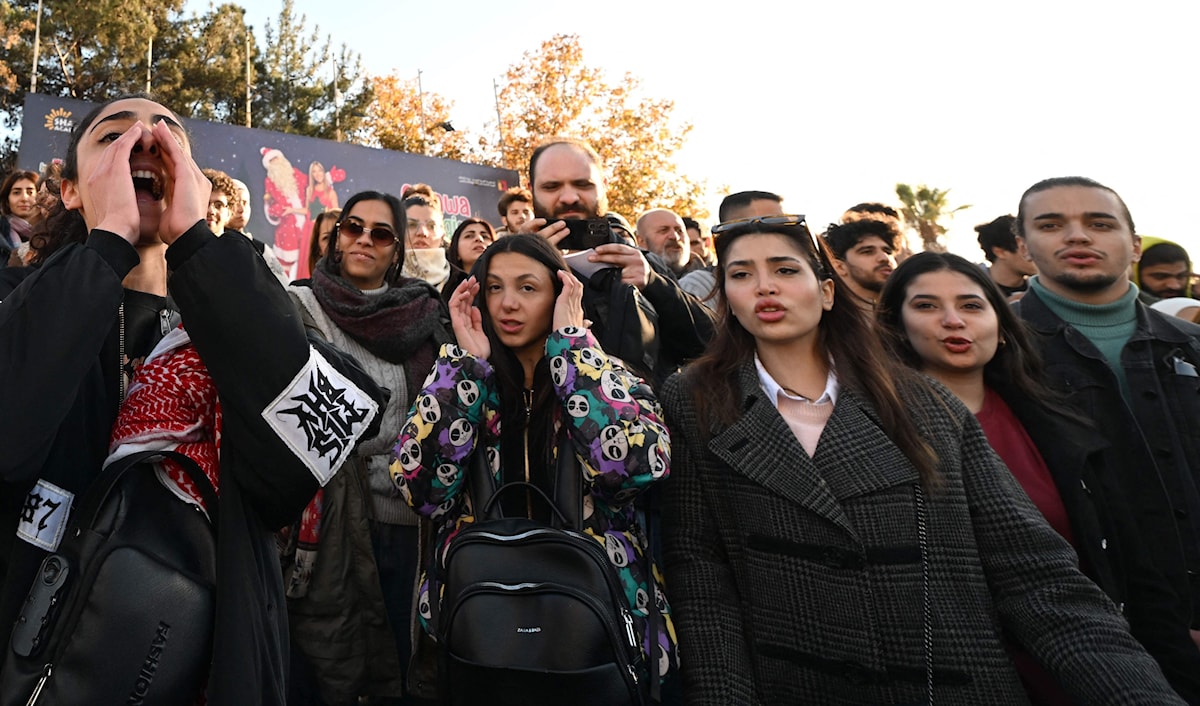 رفع المشاركون في الحراك شعارات تنادي بمدنية سوريا (أ ف ب)