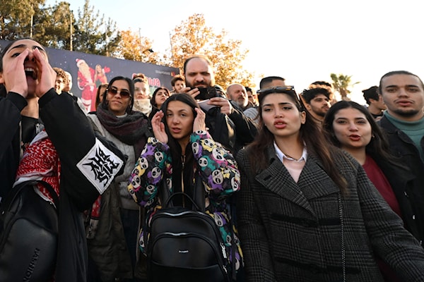 رفع المشاركون في الحراك شعارات تنادي بمدنية سوريا (أ ف ب)