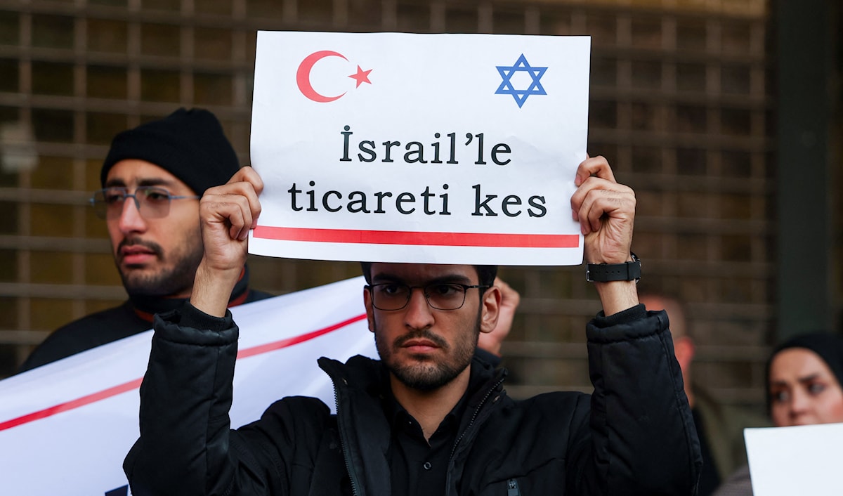 من تظاهرة أمام السفارة التركية في طهران احتجاجاً على التدخّل في سوريا (أ ف ب)