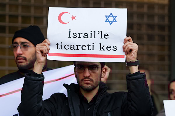 من تظاهرة أمام السفارة التركية في طهران احتجاجاً على التدخّل في سوريا (أ ف ب)