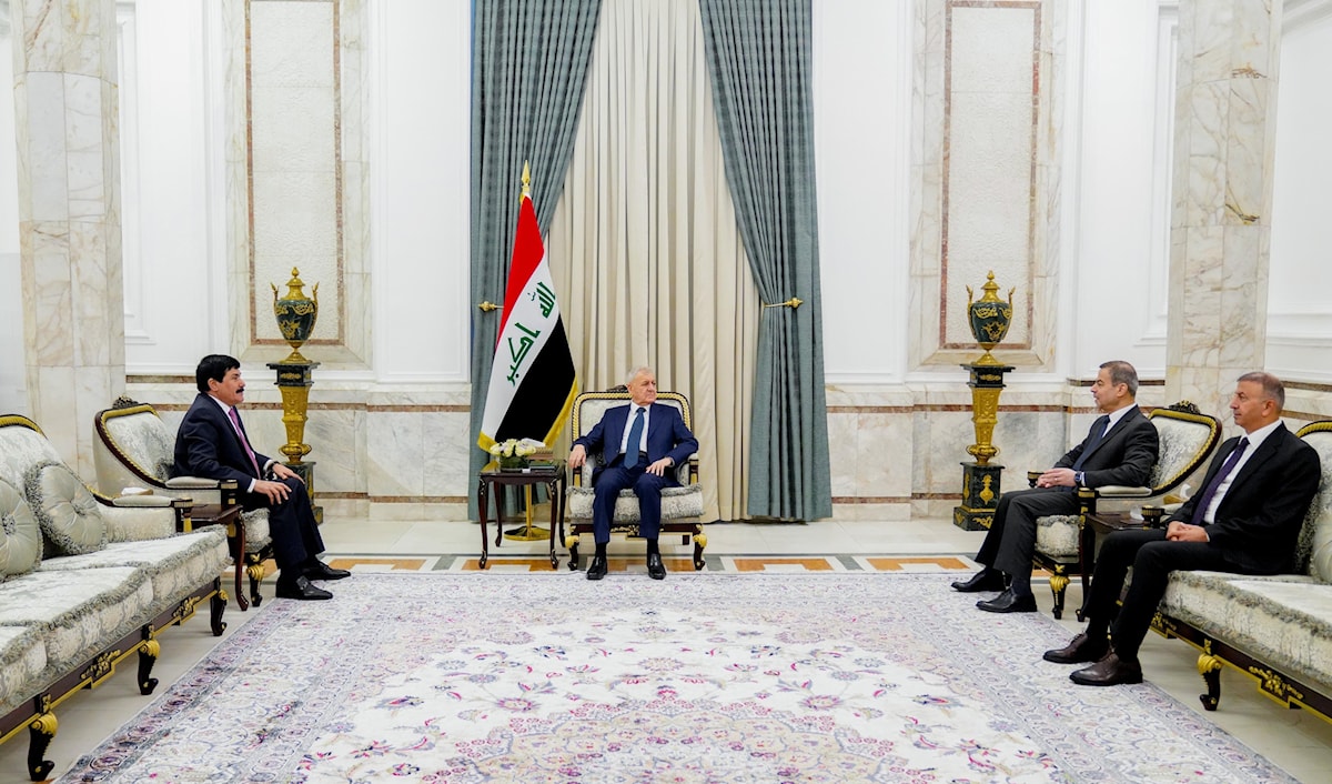 الرئيس العراقي يلتقي السفير السوري