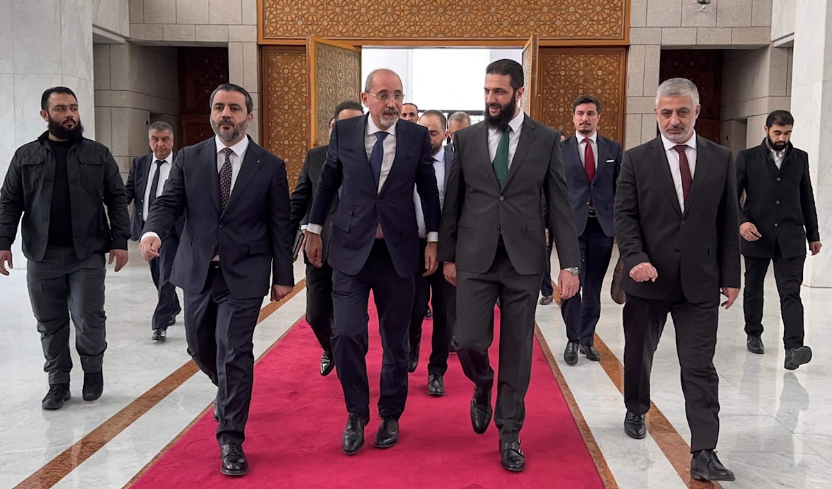 أكّد الصفدي، الذي وصل إلى دمشق والتقى الشرع، دعم بلاده للعملية الانتقالية الجارية حالياً في سوريا (أ ف ب)