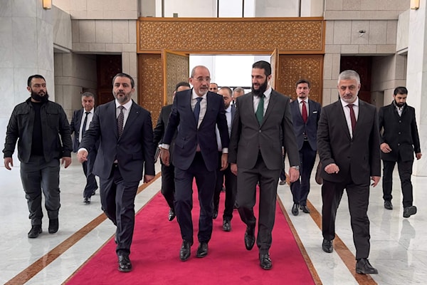 أكّد الصفدي، الذي وصل إلى دمشق والتقى الشرع، دعم بلاده للعملية الانتقالية الجارية حالياً في سوريا (أ ف ب)