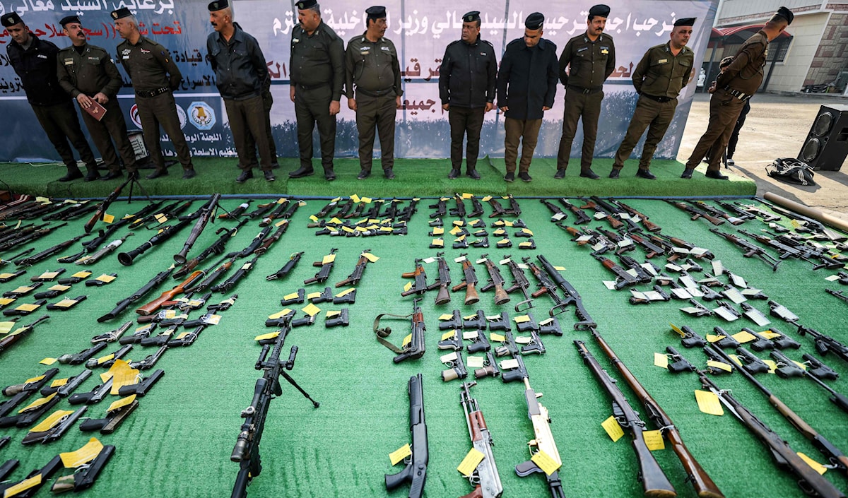 قوات الأمن العراقية تعرض أسلحة صادرتها في منطقة الكرخ جنوب بغداد (أ ف ب)