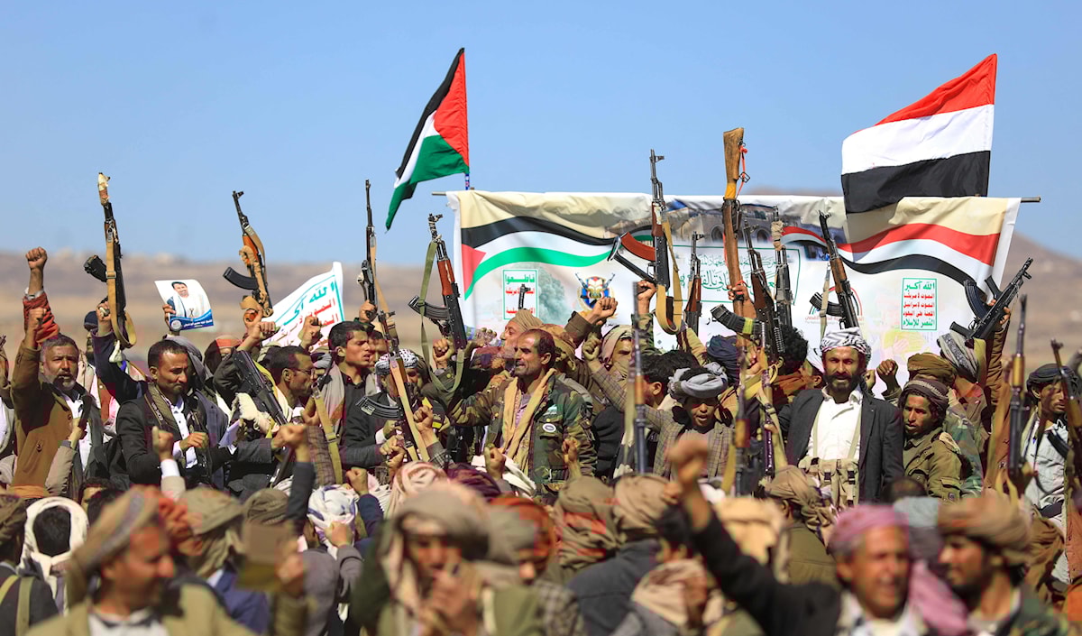 مقاتلون قبليون يتظاهرون بالسلاح، في إحدى ضواحي صنعاء، دعماً لـ «أنصار الله» (أ ف ب)