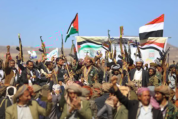 مقاتلون قبليون يتظاهرون بالسلاح، في إحدى ضواحي صنعاء، دعماً لـ «أنصار الله» (أ ف ب)