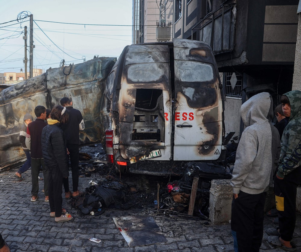 سيارة البث الخارجي التابعة لقناة «القدس اليوم» الفضائية بعد استهدافها في مخيم النصيرات. (أ ف ب)