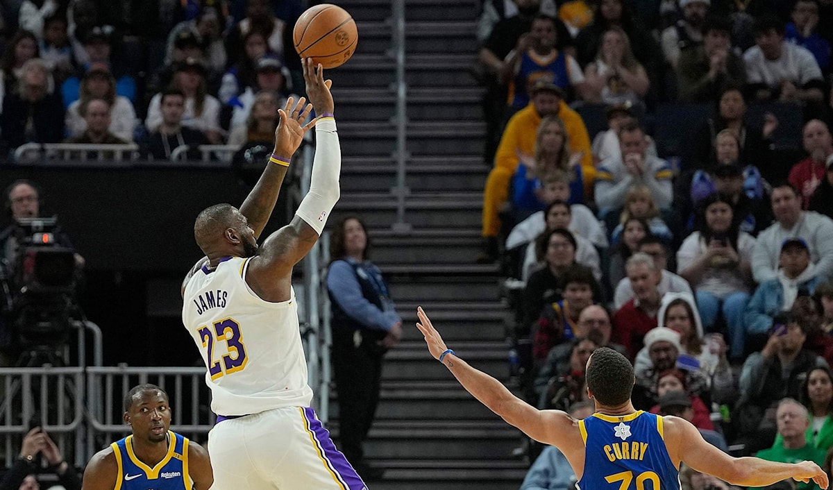 NBA: «الملك» يفوز على ستيفن كوري في مواجهة كلاسيكية