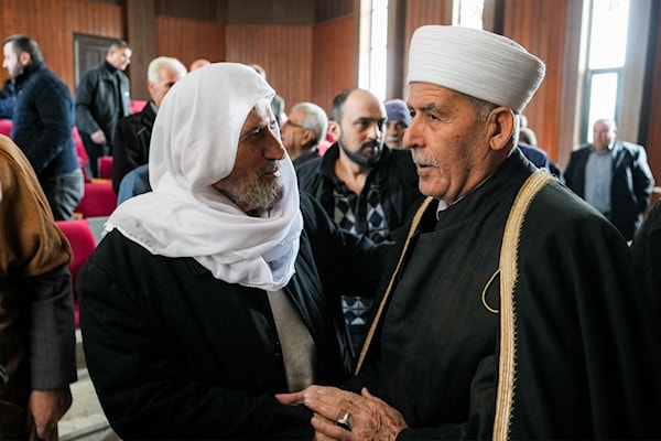 سارع بعض رجال الدين العلويين إلى تشكيل وفد من الوجهاء لمقابلة مسؤول الإدارة الجديدة في سوريا (أ ف ب)
