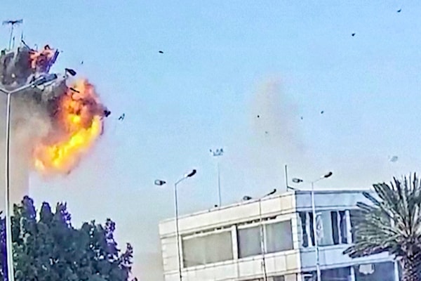 لحظة انفجار صاروخ إسرائيلي ببرج المراقبة في مطار صنعاء الدولي (أ ف ب)
