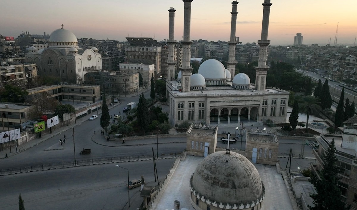 لا تزال الأوضاع في حلب ضبابية في ظل التزام معظم السكان منازلهم وانقطاعات في الاتصالات (أ ف ب)