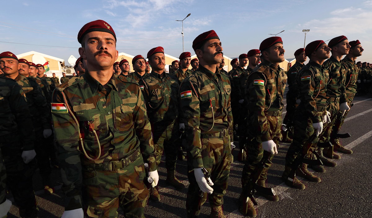 مقاتلون من البيشمركة الكردية خلال حفل تخريج في أربيل (أ ف ب)