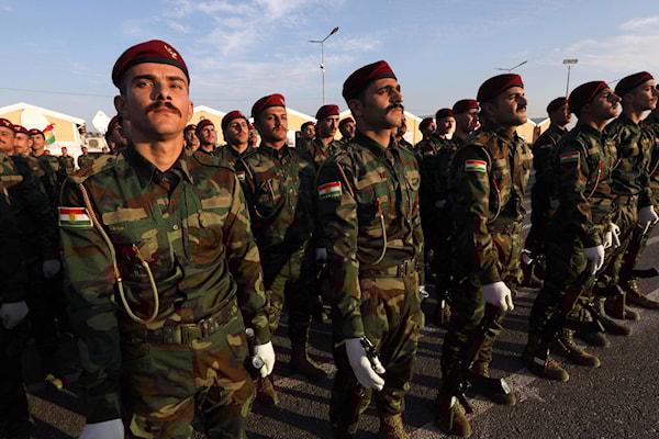 مقاتلون من البيشمركة الكردية خلال حفل تخريج في أربيل (أ ف ب)