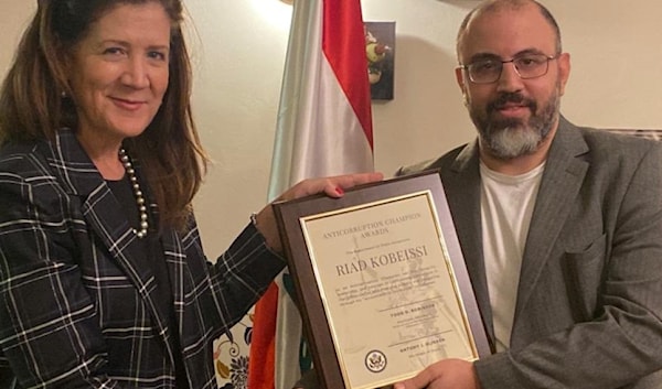 السفيرة الأميركية السابقة دوروثي شيا تكرّم الصحافي الاستقصائي المتعاون مع «شبكة أريج» رياض قبيسي في عوكر (عن الويب)