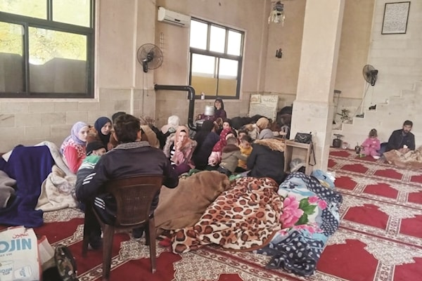نازحون في أحد المساجد (الأخبار)