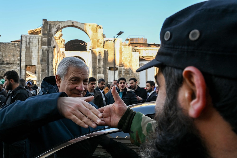 وزير الخارجية الإيطالية أنتونيو تاياني خلال زيارته للمسجد الأموي في دمشق اليوم (أ ف ب)