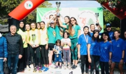 توزيع الجوائز على الفائزين