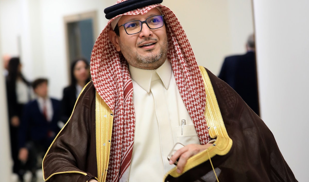 السفير السعودي في لبنان وليد البخاري قبيل جلسة مجلس النواب لإنتخاب رئيس الجمهورية (تصوير هيثم الموسوي)