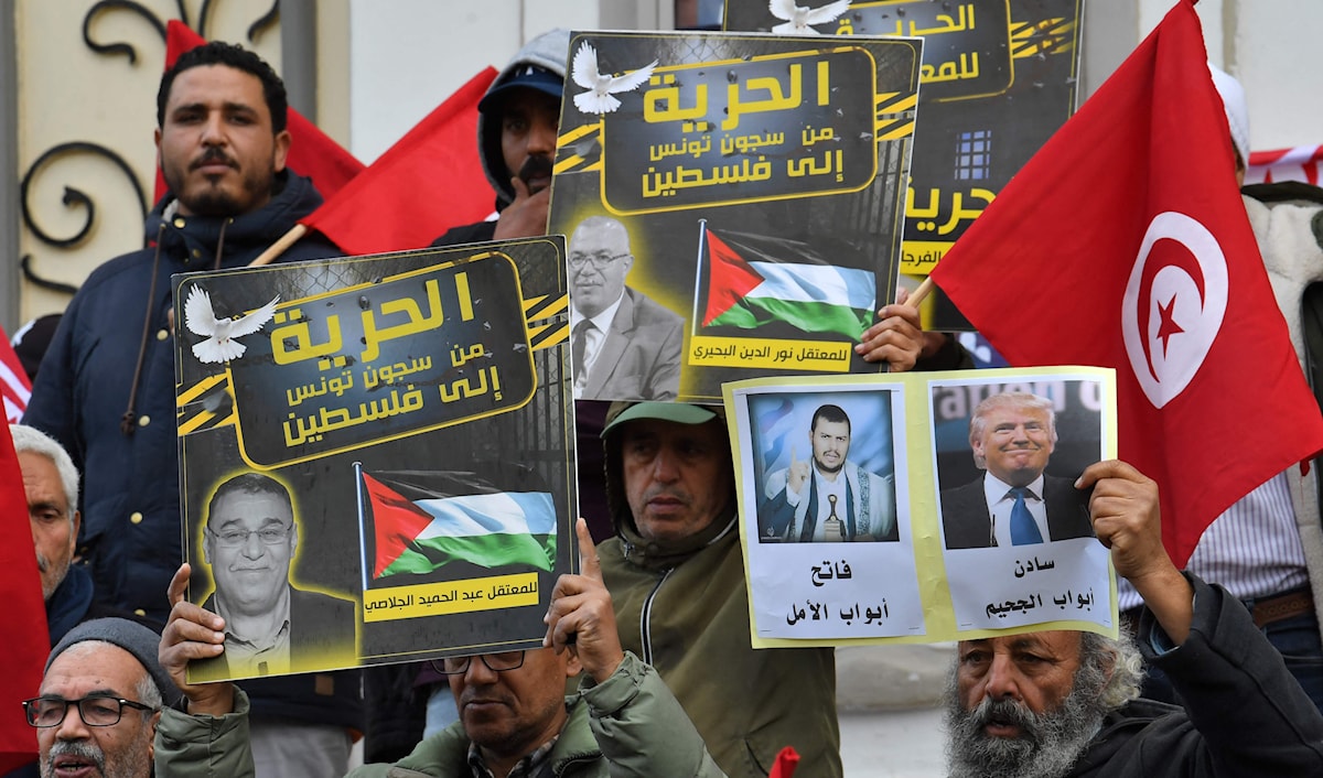 متظاهرون في تونس خلال إحياء الذكرى الرابعة عشرة لـ«ثورة 2011» (أ ف ب)