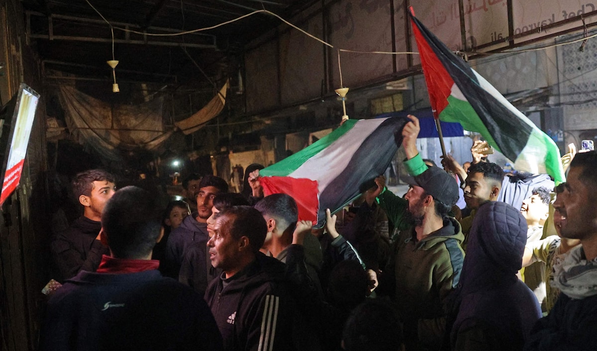 الغزيون يحتفلون بالتوصل إلى وقف للنار (أ ف ب)